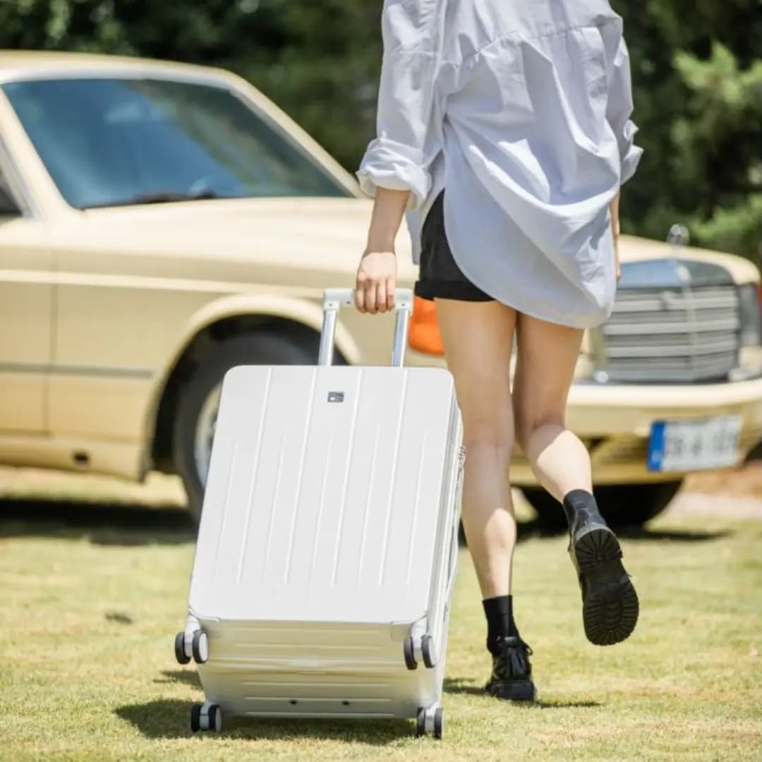 GUESS Large Capacity Durable Luggage 8 Silent Spinner Wheels PC+ABS Suitcase 20" 24" Unisex Cream/Black 5