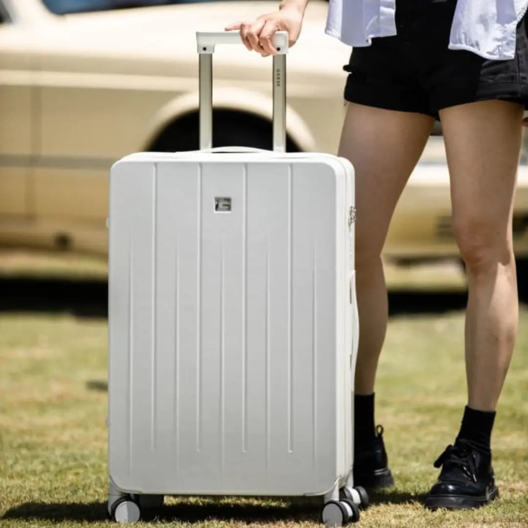 GUESS Large Capacity Durable Luggage 8 Silent Spinner Wheels PC+ABS Suitcase 20" 24" Unisex Cream/Black 8