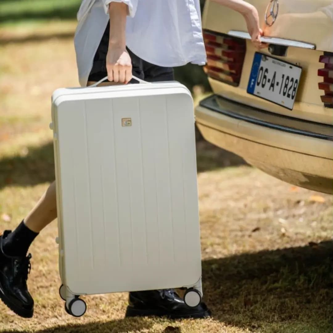 GUESS Large Capacity Durable Luggage 8 Silent Spinner Wheels PC+ABS Suitcase 20" 24" Unisex Cream/Black 7