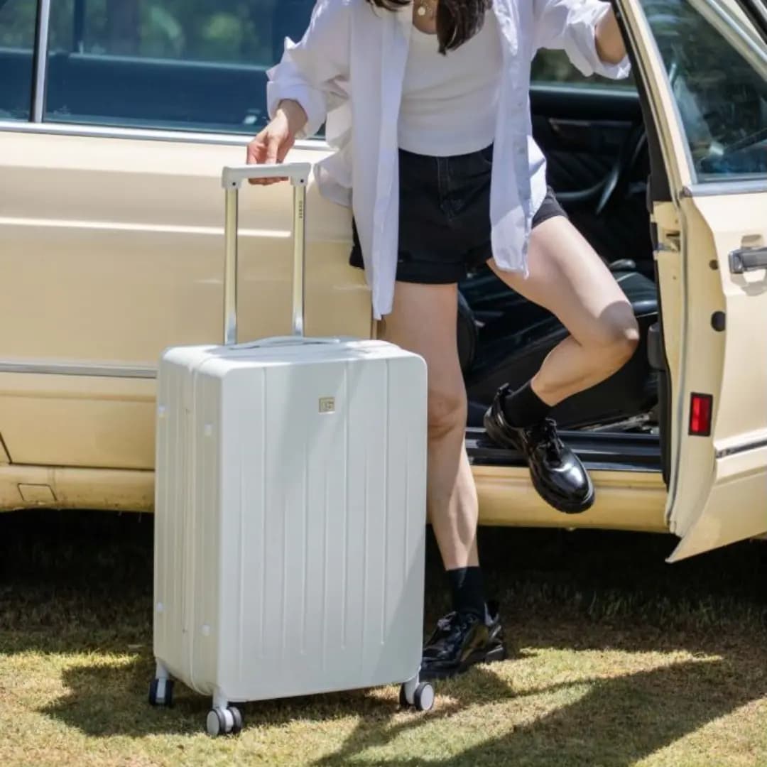 GUESS Large Capacity Durable Luggage 8 Silent Spinner Wheels PC+ABS Suitcase 20" 24" Unisex Cream/Black 9